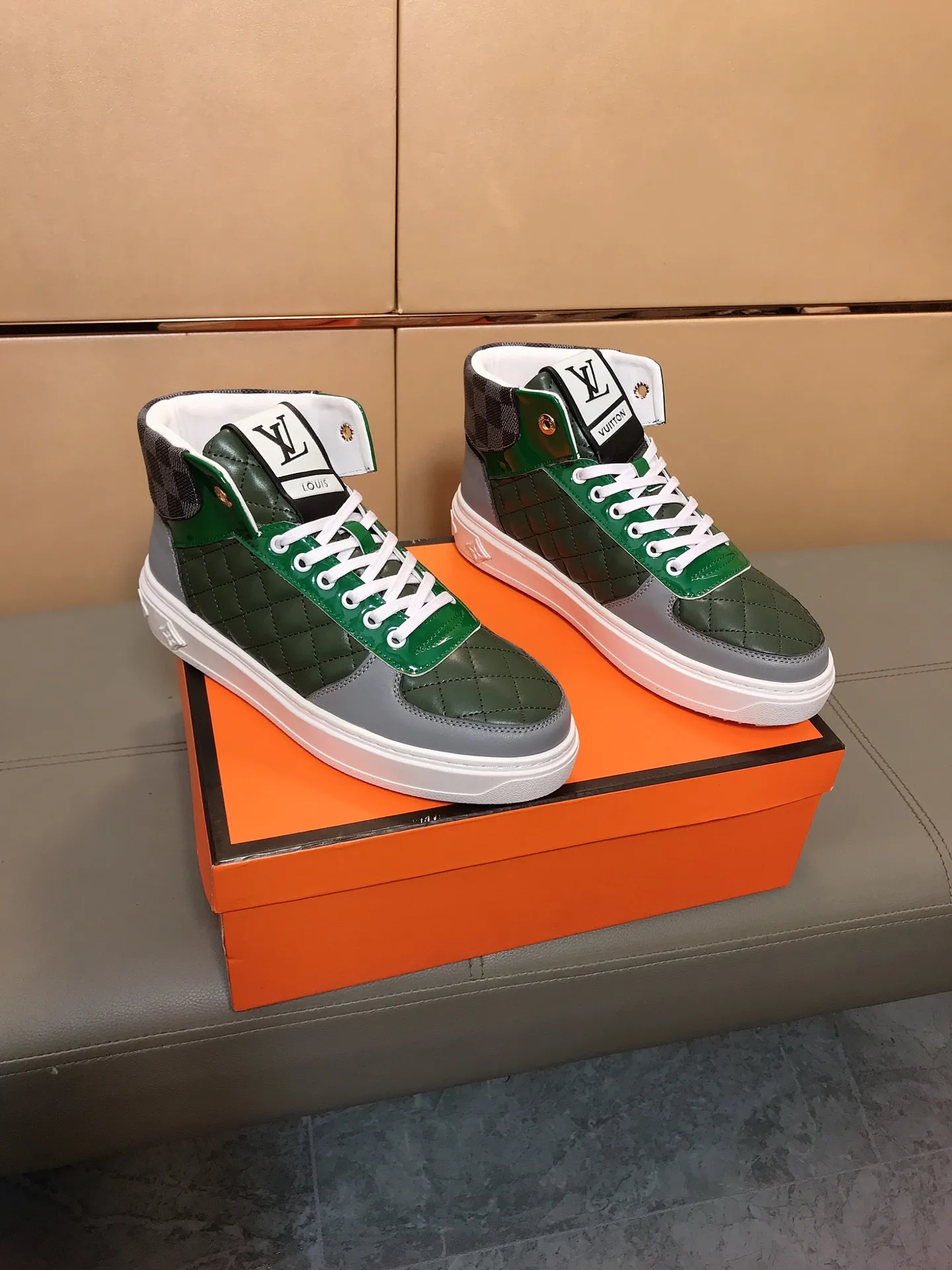 Factory price 400 👟👟🤝 (LV Louis Vuitton) New Korean style high-top casual shoes for men [Proud] hot style, imported cowhide with original printing, genuine leather lining, wear-resistant and non-slip rubber outsole. If you are still worried about wearing matching shoes, then these shoes are your best choice! Code number: 38-44
